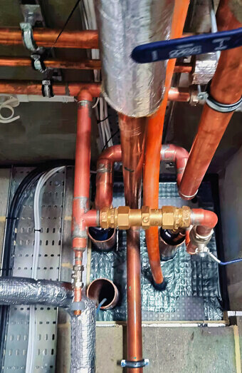 https://stirlingplumberservices.com.au/uploads/2025/06/commercial-plumbing-390382.jpg